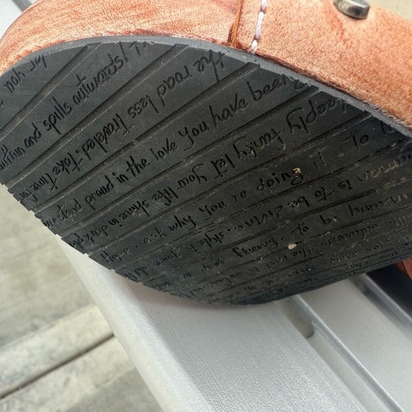 John Fluevog 9.5 EUC near new! “Sarah” slip backs peach Leather Sandals W/jewels - Picture 13 of 13